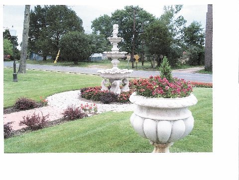 #4 Large Fountain With Planters